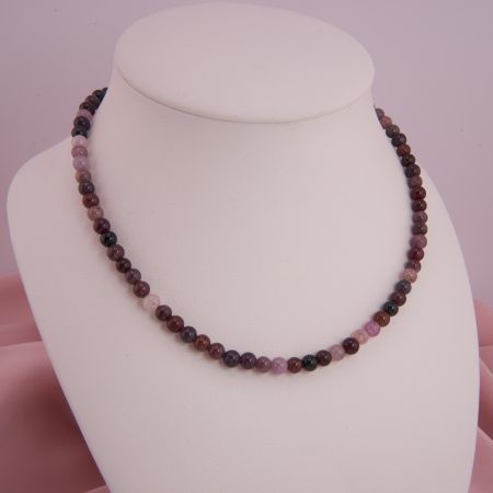 Bunte Spinellkette, Collier auf einer Schmuckbüste präsentiert.